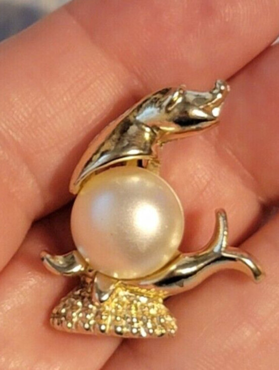 Jewelry - Vintage Petite, Jelly Belly Seal brooch pin, Gold tone faux pearl ab1-42